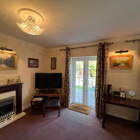Private Apartment In Windsor Extérieur photo
